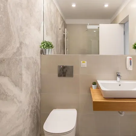 Stylish 1br With Balcony In Vibrant Business Area Apartment Bucharest