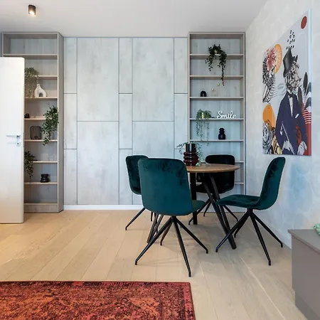 Apartment Stylish 1br With Balcony In Vibrant Business Area