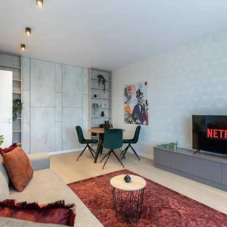 Stylish 1br With Balcony In Vibrant Business Area Apartment
