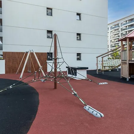 Stylish 1br With Balcony In Vibrant Business Area