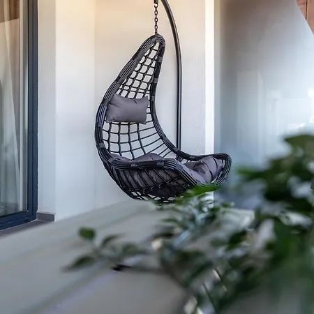 Stylish 1br With Balcony In Vibrant Business Area *