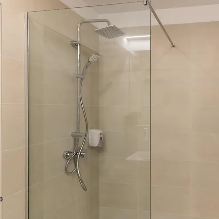 Stylish 1br With Balcony In Vibrant Business Area Apartamento Bucarest
