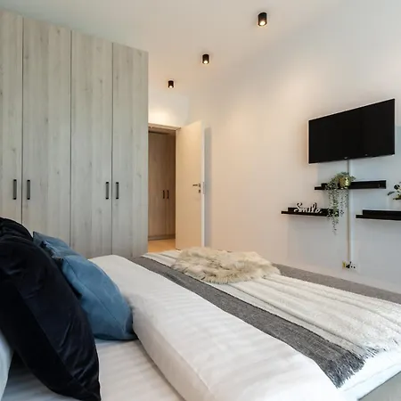 Stylish 1br With Balcony In Vibrant Business Area