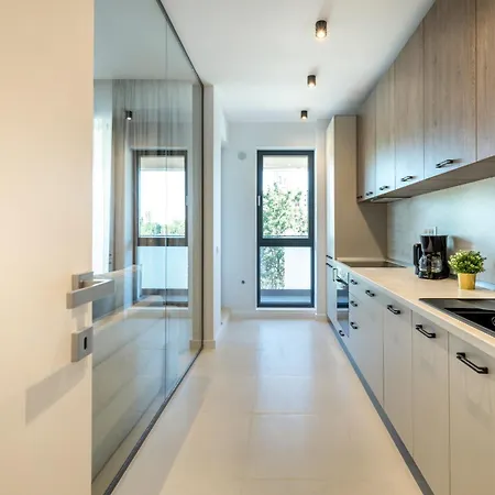 Stylish 1br With Balcony In Vibrant Business Area