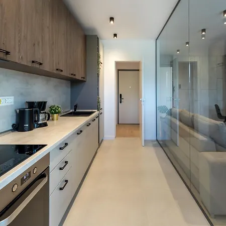 Stylish 1br With Balcony In Vibrant Business Area Apartman Bukarest