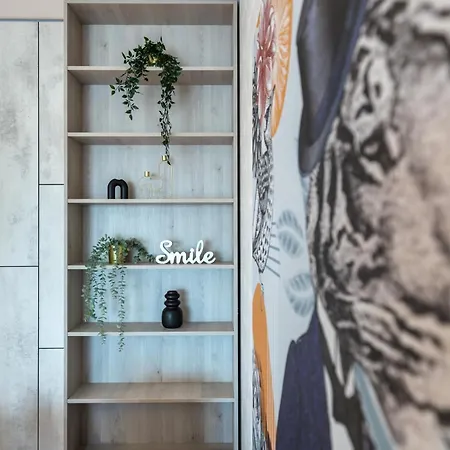 Stylish 1br With Balcony In Vibrant Business Area Apartman *