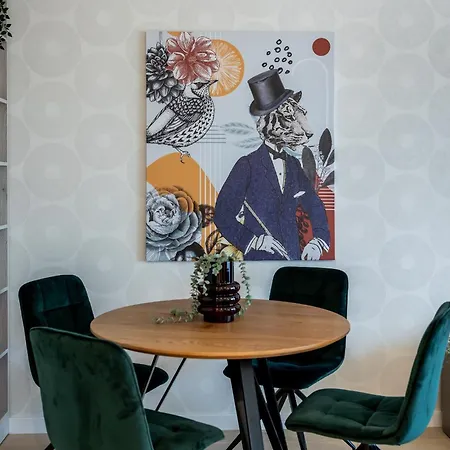 Stylish 1br With Balcony In Vibrant Business Area Apartman