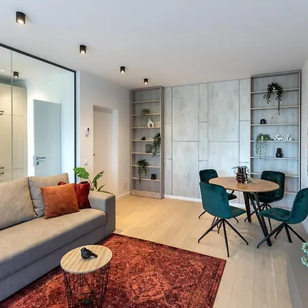 Apartman Stylish 1br With Balcony In Vibrant Business Area