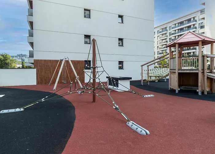 Stylish 1br With Balcony In Vibrant Business Area