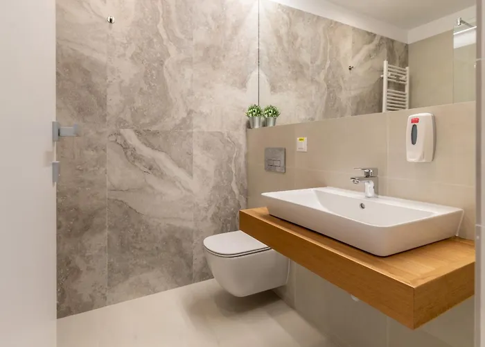 Stylish 1br With Balcony In Vibrant Business Area *