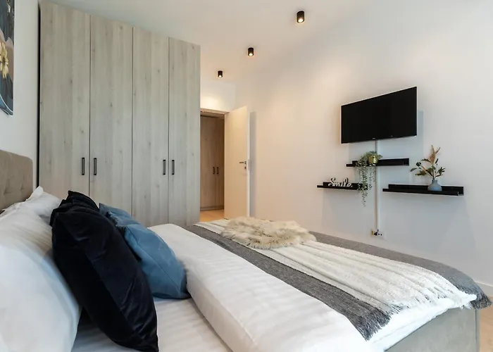 Stylish 1br With Balcony In Vibrant Business Area