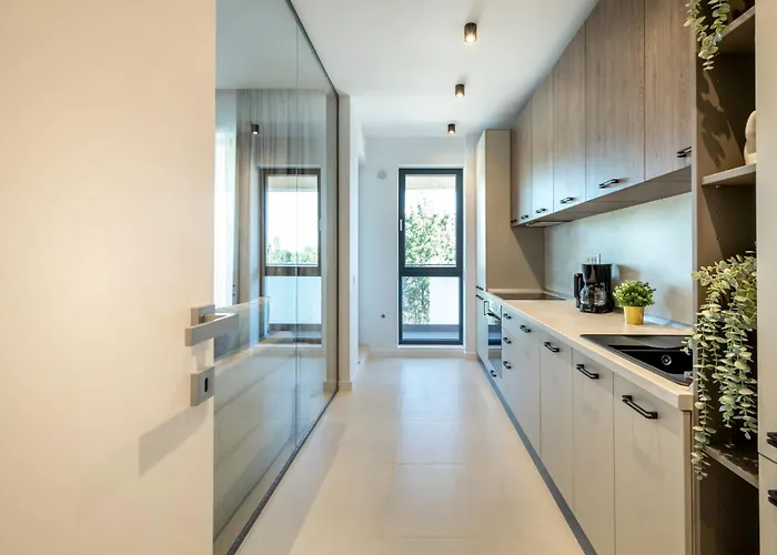 Stylish 1br With Balcony In Vibrant Business Area