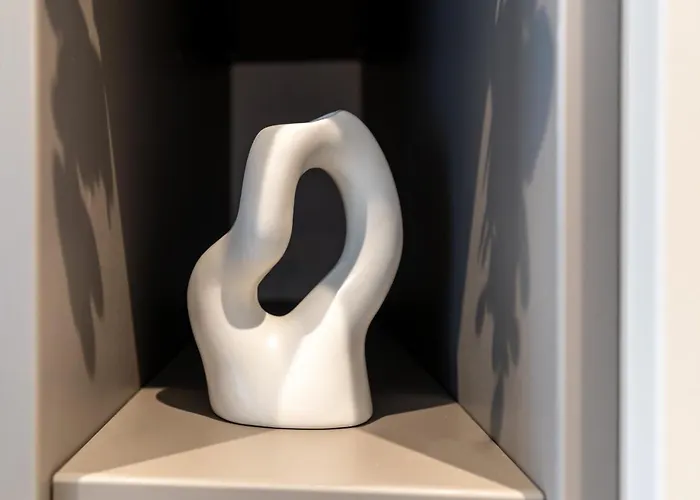 Apartament Stylish 1br With Balcony In Vibrant Business Area