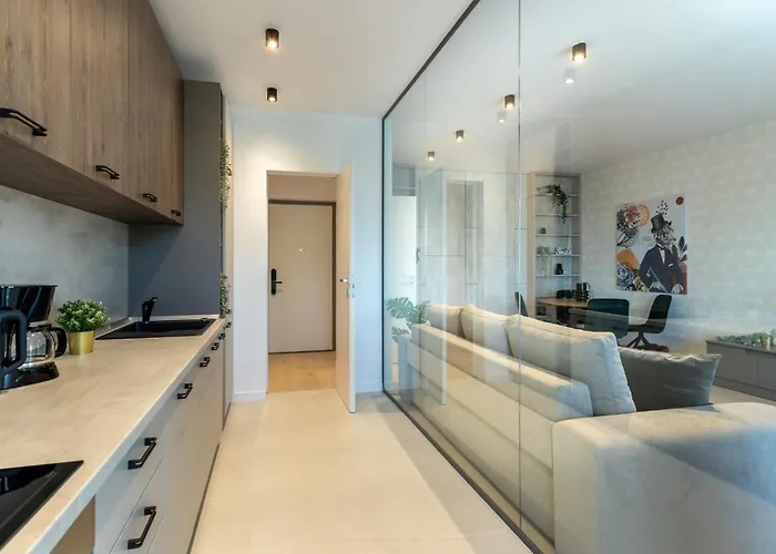 Stylish 1br With Balcony In Vibrant Business Area *