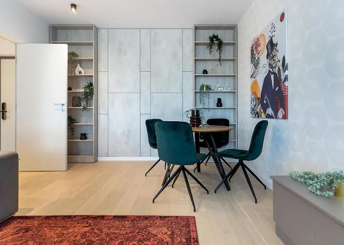 Daire Stylish 1br With Balcony In Vibrant Business Area
