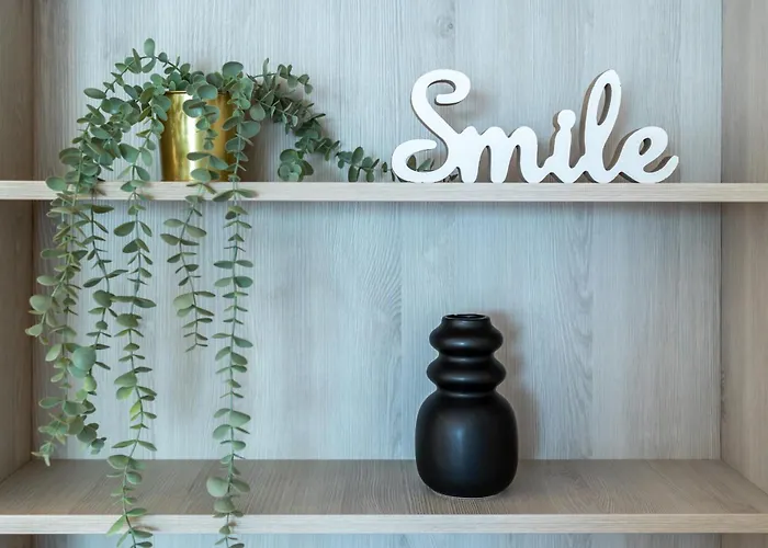 Stylish 1br With Balcony In Vibrant Business Area *