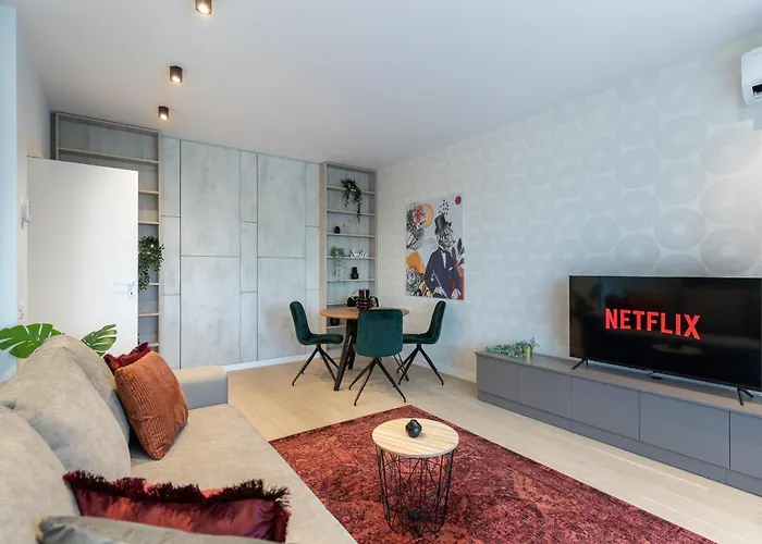 Stylish 1br With Balcony In Vibrant Business Area Apartament