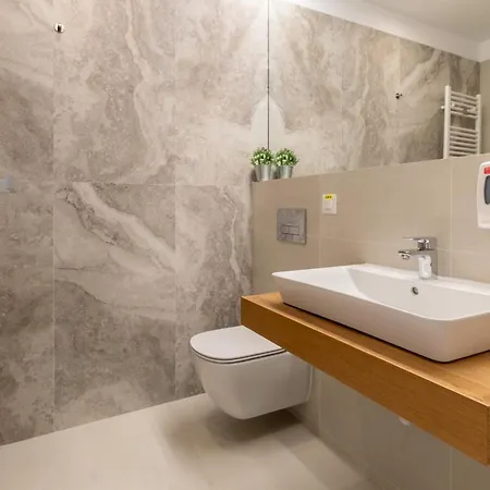 Stylish 1br With Balcony In Vibrant Business Area *