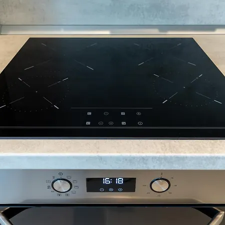 Stylish 1br With Balcony In Vibrant Business Area شقة *