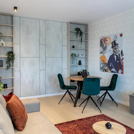 Stylish 1br With Balcony In Vibrant Business Area شقة *