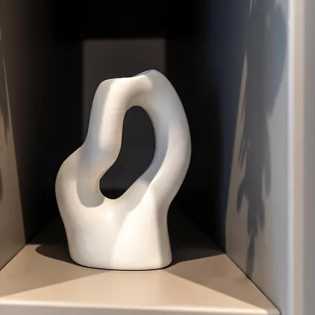 Apartament Stylish 1br With Balcony In Vibrant Business Area