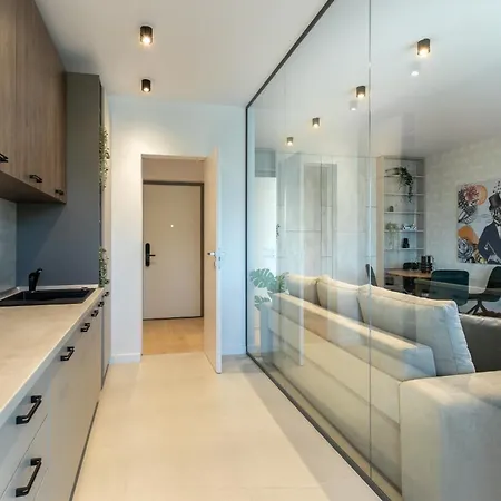 Stylish 1br With Balcony In Vibrant Business Area *