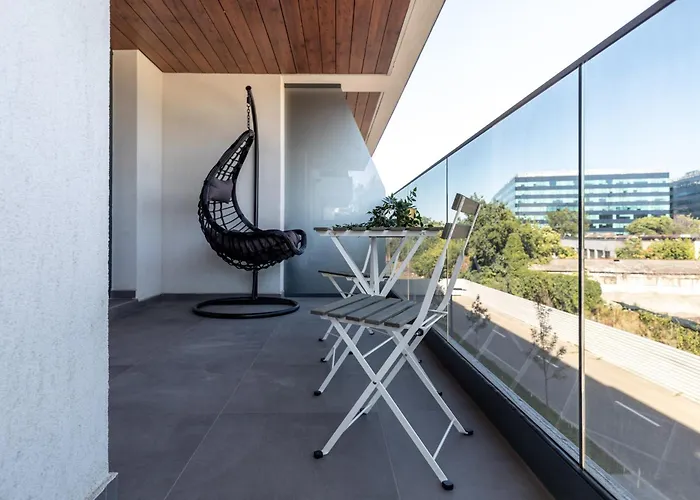 Stylish 1br With Balcony In Vibrant Business Area Διαμέρισμα *